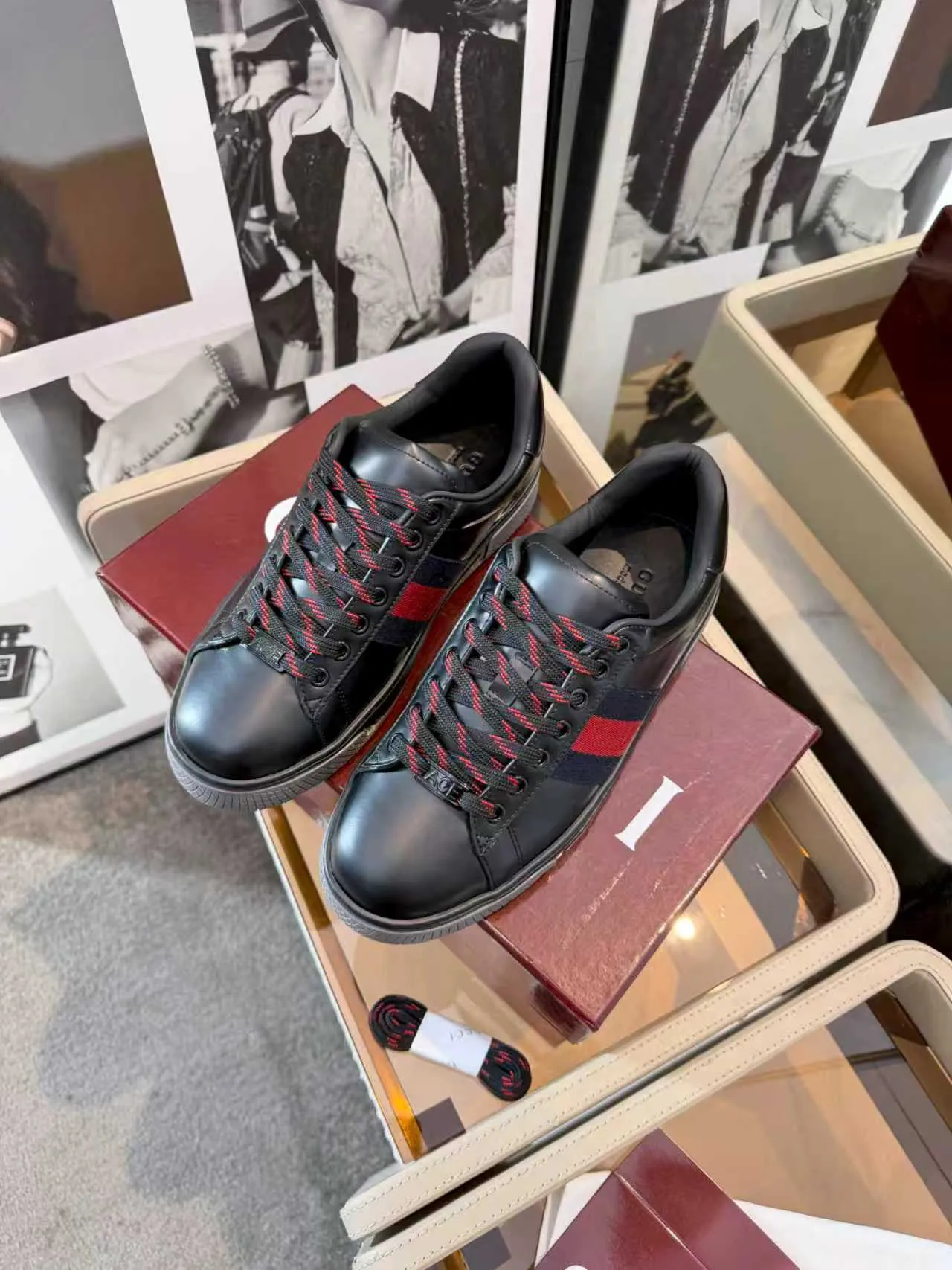 [G Home] P: 580💰 Men's model, Sizs: 39-44 (customized at 45) GUCCI classic design, casual elements, catwalk model. This pair of top-quality GUCCI shoes, with pure white as the main tone, shows elegance. The iconic red and green webbing embellishment instantly demonstrates the brand's charm and trendy attitude without the need for too many words. The upper material is delicate and feels comfortable, making every step feel like walking on the clouds. Exquisite details, such as shiny decorations and unique metal buckles on the shoes, add highlights to the overall look, giving off a unique brilliance inadvertently. Whether paired with casual jeans for a casual look or paired with a simple dress for a gentle and romantic look, it can be easily worn and becomes a versatile item in your wardrobe. Choose it and embark on a journey that combines style and comfort, making every trip a fashion show.